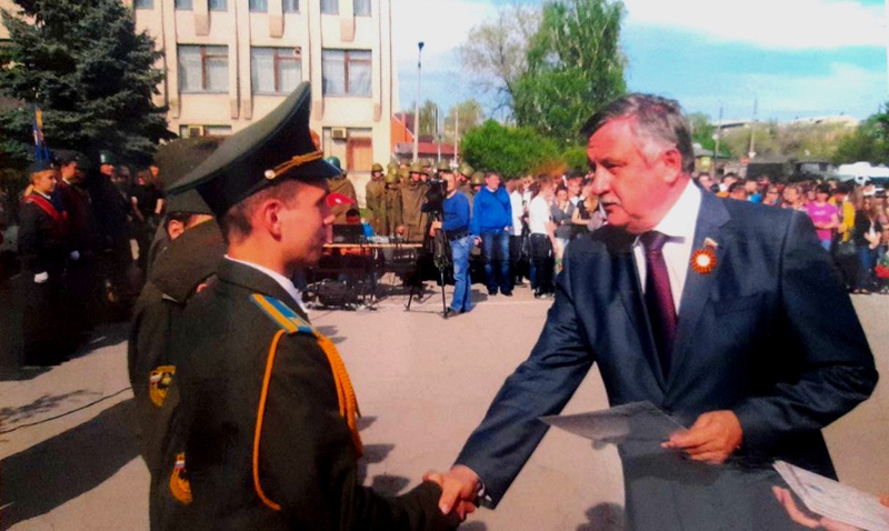 Глава Сызрани чествует А.Кудрякова - одного из лучших выпускников ВПО «Щит», 2013 год