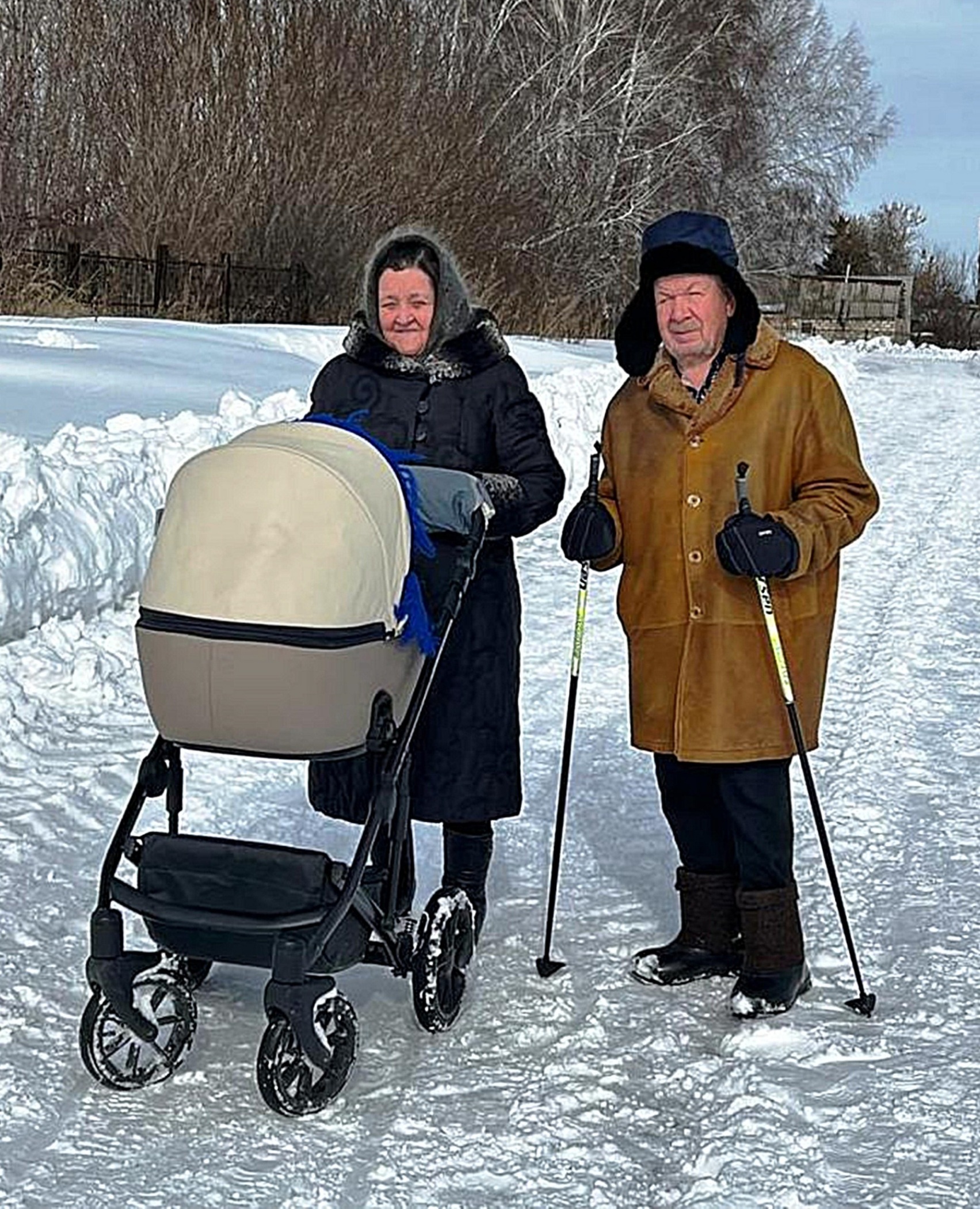 На прогулке с женой и правнуком, 2023 год