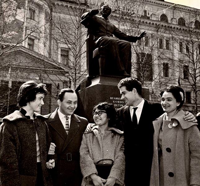 Лауреаты-скрипачи II Международного конкурса им. П.И. Чайковского, 1962 год. И.Бочкова стоит слева
