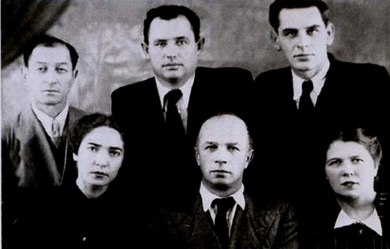 Н.Четаев (сидит в центре) со своими учениками, 1948 год. М.Аминов стоит слева