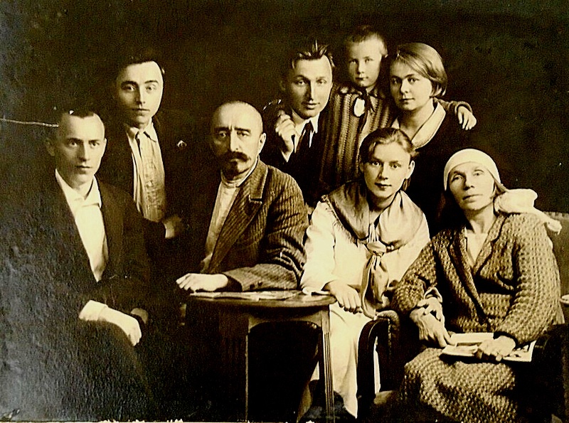 С-женой-детьми-снохой-и-внучкой-1930-е-годы.j