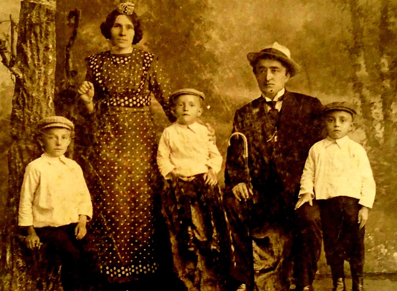 С женой и сыновьями, 1910-е годы