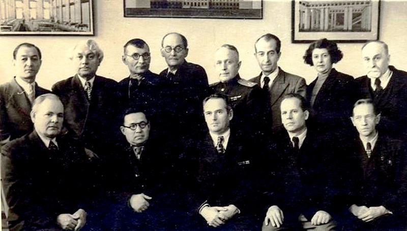 Среди заведующих кафедрами и руководства КИИГС, 1950 год. М.Аминов стоит крайним слева