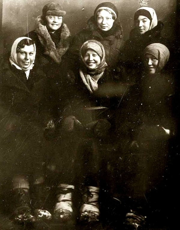 Студентки КАИ на строительстве Казанского обвода близ Буинска, 1941 год