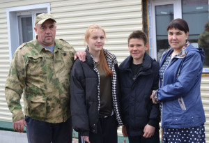 Семья Ахмадуллиных не в полном составе. Малыши сейчас на улице играют, наслаждаясь весенним днем. Источник: https://kamizvestiya.ru/articles/media/2026/4/7/realnaya-istoriya/ Все права защищены. Любое использование материалов допускается только с письменного согласия редакции